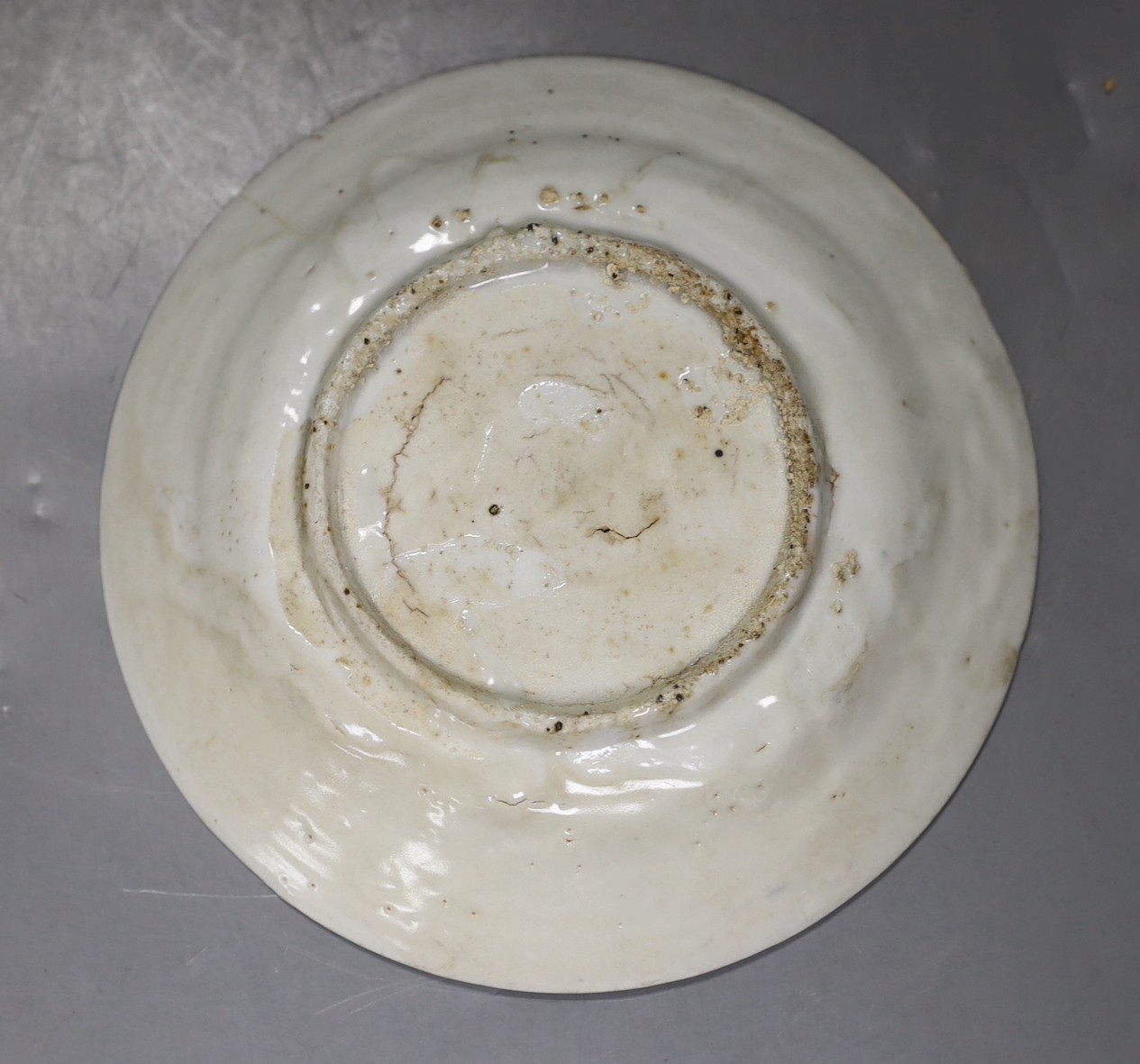 A Chinese late Ming Swatow blue and white plate, Zhangzhou kilns, 17.5cms diameter